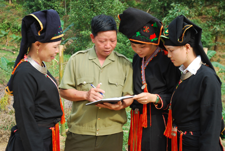 Công an xã Viễn Sơn (Văn Yên) thường xuyên xuống cơ sở nắm bắt tình hình an ninh trật tự.