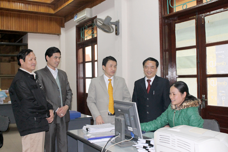 Phó chủ tịch UBND tỉnh Hoàng Xuân Nguyên (thứ hai, phải sang) gặp gỡ trao đổi với cán bộ, công chức Bảo hiểm Xã hội tỉnh Yên Bái nhân dịp xuân Quý Tỵ.
