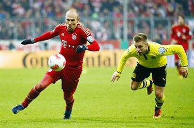 Tiền vệ Arjen Robben (trái, Bayern Munich) vượt qua Sven Bender của Borussia Dortmund.