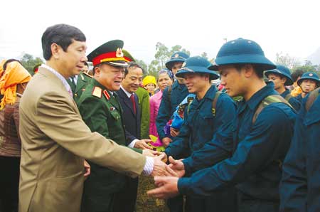 Lãnh đạo Quân khu II, tỉnh Yên Bái và huyện Văn Chấn động viên tân binh lên đường nhập ngũ.