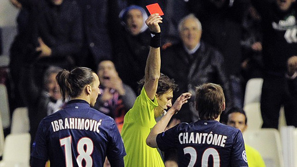 Chiếc thẻ đỏ trong trận gặp Valencia khiến Ibrahimovic phải ngồi ngoài 2 trận.