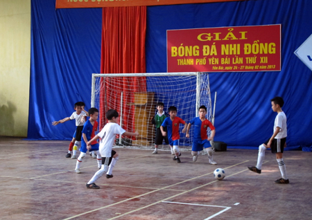 Trận chung kết Giải bóng đá Nhi đồng Tp Yên Bái diễn ra quyết liệt