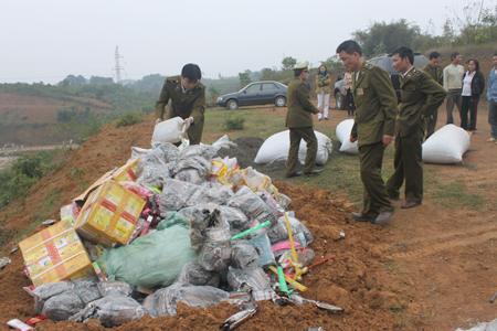 Cán bộ Chi cục Quản lý thị trường Yên Bái tiêu hủy hàng hóa nhập lậu, không rõ nguồn gốc xuất xứ. hàng giả, hàng kém chất lượng.