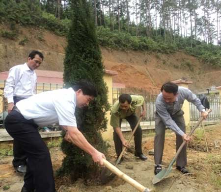 Lãnh đạo huyện Trạm Tấu tham gia trồng cây trong lễ phát động.