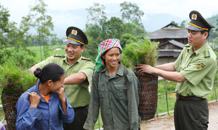 Cán bộ kiểm lâm huyện Văn Chấn giao cây giống cho người dân xã Gia Hội trồng rừng dịp xuân Quý Tỵ.