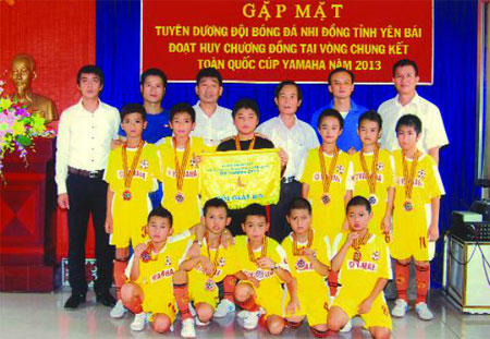 Lãnh đạo ngành VHTT & DL cùng lãnh đạo Trường Trung cấp TDTT tỉnh tuyên dương đội bóng đá nhi đồng giành giải ba Cúp Yamaha toàn quốc.
