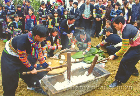 Thi giã bánh dày trong ngày hội xuân.