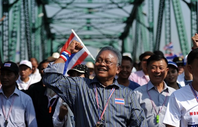 Thủ lĩnh lực lượng biểu tình ở Thái Lan Suthep Thaugsuban (giữa) ngày 9/1/2014 tham gia cuộc tuần hành ở thủ đô Bangkok.