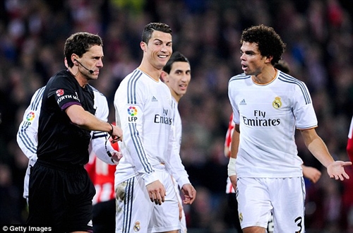 Ronaldo cười khẩy trước tấm thẻ đỏ của trọng tài Ayza Gomez.