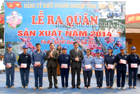 Các đồng chí lãnh đạo Đảng ủy Khối Doanh nghiệp tặng quà đầu xuân cho công nhân Công ty cổ phần Kinh doanh Chế biến lâm sản xuất khẩu Yên Bái.
