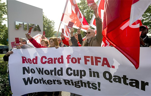 Các tổ chức nhân quyền và lao động biểu tình trước trụ sở của FIFA.
