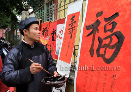 Ông đồ Thuần đang hoàn thành chữ “Phúc”.
