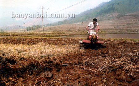 Đưa cơ giới hóa vào sản xuất ở xã Tú Lệ.