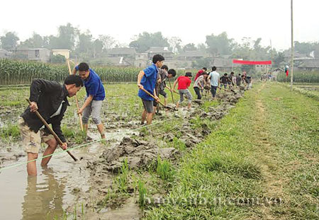 Người dân các xã ở Nghĩa Lộ tham gia xây dựng cơ sở hạ tầng.