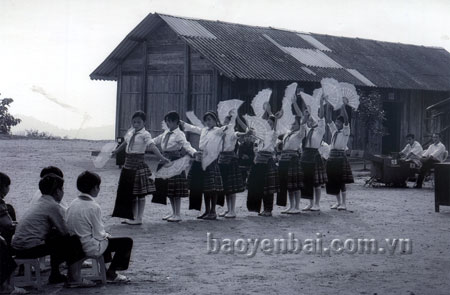 Chúng em tập làm nghệ sỹ múa.