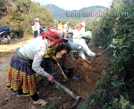 Người dân thôn Tà Xùa, xã Bản Công tham gia tu sửa đường giao thông nông thôn.
