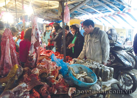 Sau tết, giá thịt bò, cá tươi (loại ngon) chỉ tăng nhẹ trong khi thực phẩm khác và cá nhỏ giá rất hạ và khó bán.