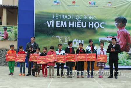 Đại diện lãnh đạo Chi nhánh Viettel Yên Bái và Hội Khuyến học tỉnh trao học bổng cho các em học sinh xã Mỏ Vàng, huyện Văn Yên.