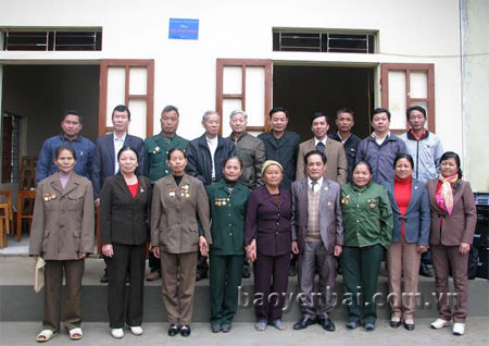 Hội Cựu TNXP tỉnh trao nhà tình nghĩa cho cựu TNXP Phan Thị Sinh ở thôn 3, xã Văn Phú (thành phố Yên Bái).
