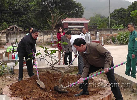 Các đồng chí lãnh đạo huyện Văn Yên trồng cây lưu niệm tại Di tích thành lập huyện ở thôn 1, xã Lâm Giang.