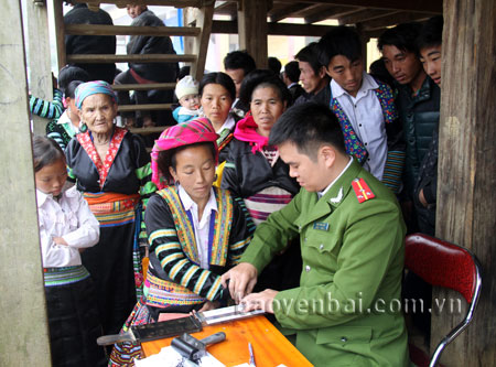 Lực lượng thanh niên tình nguyện Công an tỉnh cấp phát chứng minh nhân dân cho người dân xã Bản Mù, huyện Trạm Tấu.
