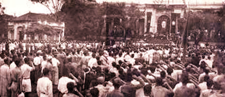 Lễ kỷ niệm hai liệt sĩ Nguyễn Thái Học (Việt Quốc) và Phạm Hồng Thái (Việt Minh) được tổ chức tại Nhà Đấu Xảo Hà Nội (Nay là Cung văn hóa Hữu nghị Hà Nộ), ngày 18/6/1946. Bức ảnh hiếm hoi thể hiện tình đoàn kết vì lợi ích quốc gia của hai tổ chức chính trị lớn nhất Việt Nam buổi đầu độc lập.