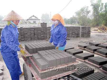 Gạch không nung - sản phẩm mới trong ngành sản xuất vật liệu xây dựng được thực hiện theo chủ trương sản xuất xanh - sạch của thị xã Nghĩa Lộ.
