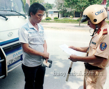 Lực lượng cảnh sát giao thông huyện Yên Bình tăng cường kiểm tra các phương tiện vận tải hành khách trong dịp tết.