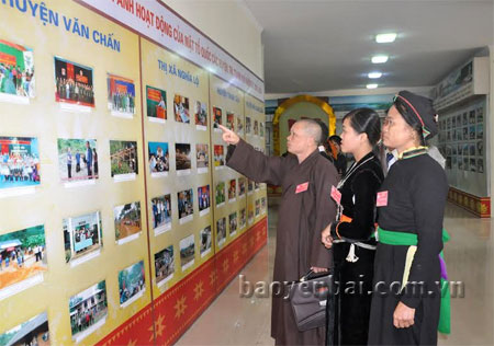 Hội viên phụ nữ huyện Lục Yên tham quan triển lãm ảnh chuyên đề về “Học tập và làm theo tấm gương đạo đức Hồ Chí Minh” tại Trung tâm Hội nghị tỉnh Yên Bái.

