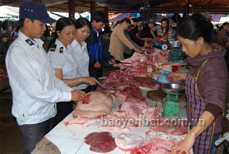 Cán bộ thú y thành phố Yên Bái tăng cường kiểm soát giết mổ gia súc, gia cầm tại các chợ đầu mối.
