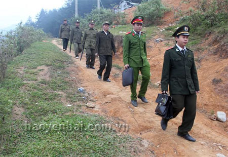 Lực lượng công an cơ sở tuần tra kiểm soát các địa bàn giáp ranh.