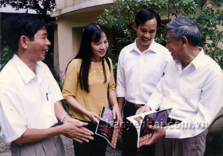 Nguyên Tổng Bí thư Lê Khả Phiêu gặp gỡ hai chị em tiến sĩ Hà Thị Hải Yến và Phó giáo sư, tiến sĩ Hà Minh Sơn cùng chú ruột là nhà văn Hà Lâm Kỳ (bìa trái) tại Hà Nội, ngày 1/9/2003.