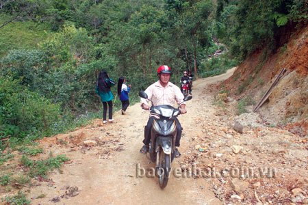 Con đường từ bản Trống Tông xuống trung tâm xã La Pán Tẩn vừa được sửa chữa, nâng cấp giúp người dân đi lại thuận tiện hơn trước rất nhiều.
