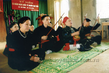 Ông Hoàng Kế Quang (thứ 2, phải sang) biểu diễn cùng các thành viên Đội Văn nghệ Người cao tuổi xã Hưng Khánh.