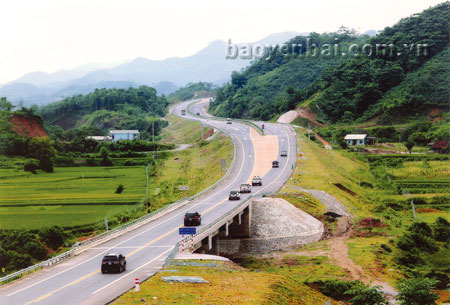 Đường cao tốc Nội Bài - Lào Cai đoạn qua địa phận Yên Bái.
(Ảnh: Thanh Miền)