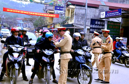 Lực lượng cảnh sát giao thông kiểm tra nồng độ cồn đối với người tham gia giao thông trong dịp tết Nguyên đán.
