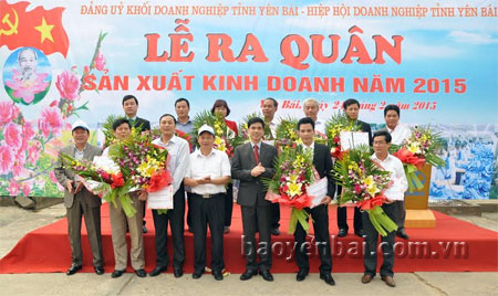 Các đồng chí lãnh đạo Đảng ủy Khối Doanh nghiệp tỉnh tặng hoa chúc mừng các doanh nghiệp có tăng trưởng mạnh năm 2014.