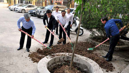 Các đồng chí lãnh đạo tỉnh trồng cây lưu niệm tại Sở Giao thông Vận tải tỉnh.  
