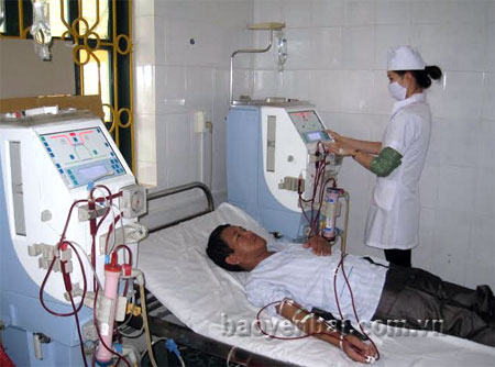 Cán bộ Trung tâm Thận nhân tạo (Khoa Nội - Hồi sức cấp cứu - Thận nhân tạo), Bệnh viện Đa khoa thành phố Yên Bái vận hành thiết bị điều trị bệnh nhân.
