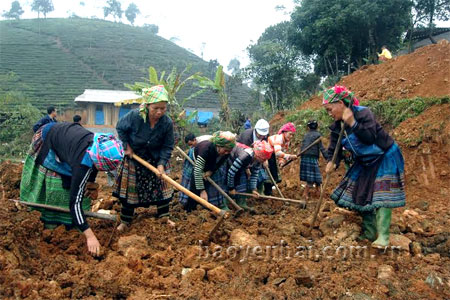 Người dân xã Suối Bu tích cực tham gia khai hoang ruộng nước, nâng cao thu nhập cho gia đình.
