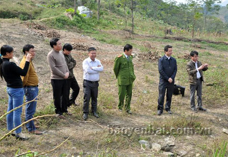 Đoàn công tác liên ngành của tỉnh kiểm tra hoạt động khai thác khoáng sản tại huyện Yên Bình.
