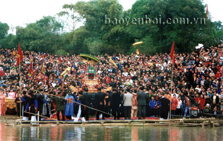 Lễ hội đền Đông Cuông luôn thu hút đông đảo người tham dự.
