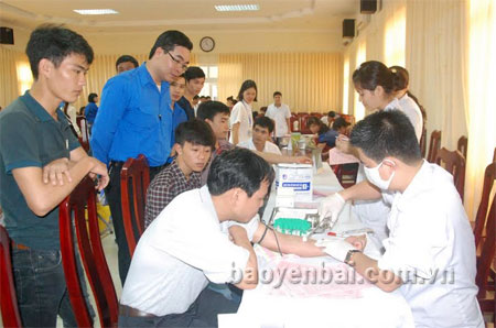Các thành viên Hội Thầy thuốc trẻ tỉnh Yên Bái tích cực tham gia hoạt động hiến máu nhân đạo tại cộng đồng.