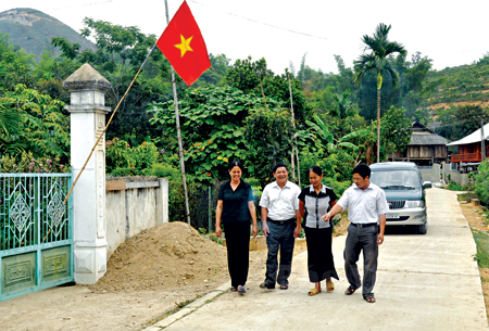 Đường giao thông nông thôn ở xã Phù Nham (Văn Chấn) được kiên cố hóa từ vốn đầu tư của Nhà nước và đóng góp của nhân dân.