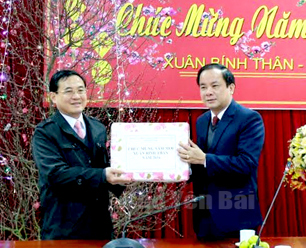 Đồng chí Tạ Văn Long - Phó chủ tịch Thường trực UBND tỉnh làm trưởng đoàn thăm, tặng quà, chúc tết Thành ủy, HĐND, UBND và các lực lượng vũ trang, nhân dân thành phố Yên Bái.