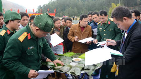 Ban giám khảo chấm điểm các loại bánh chưng, bánh dày.
