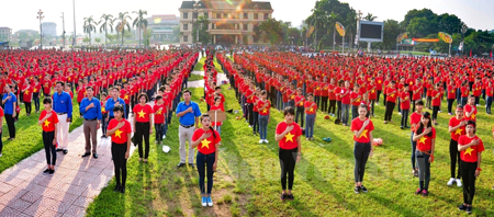 Ngày hội “Tổ quốc trong trái tim tuổi trẻ” với sự tham gia của hàng nghìn đoàn viên, thanh niên ưu tú tại Quảng trường 19/8, thành phố Yên Bái.
