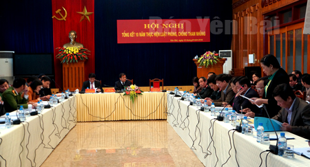 Đồng chí Mai Thị Phương Lan - Phó giám đốc Ngân hàng Nhà nước tỉnh phát biểu tham luận tại Hội nghị Tổng kết 10 năm thực hiện Luật Phòng, chống tham nhũng của tỉnh.
