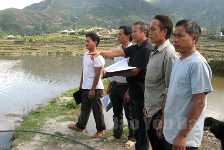 Già làng, trưởng thôn, người có uy tín cùng lãnh đạo Chi bộ thôn Lìm Mông, xã Cao Phạ (Mù Cang Chải) trao đổi kinh nghiệm sản xuất lúa 2 vụ.
