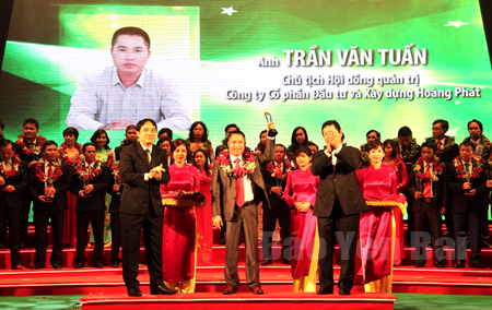 Anh Trần Văn Tuấn (giữa) tại Lễ trao danh hiệu Doanh nhân trẻ khởi nghiệp xuất sắc năm 2015.

